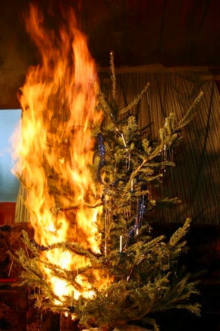 Christbaum in Flammen